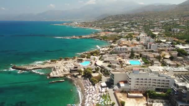 Fliegen weg von hersonissos, Luftaufnahme auf blauem Meer, Boote und Stadthäuser — Stockvideo