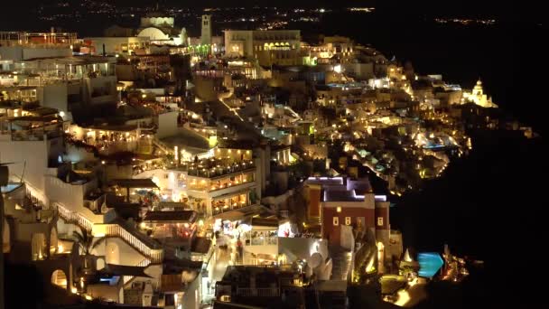 Pan de noche a la izquierda de la ciudad principal de Fira en Santorini — Vídeo de stock