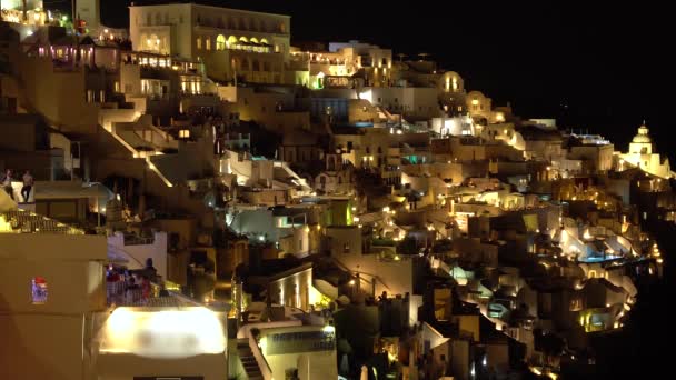 Pan de noche a la izquierda de la ciudad principal de Fira en Santorini — Vídeo de stock