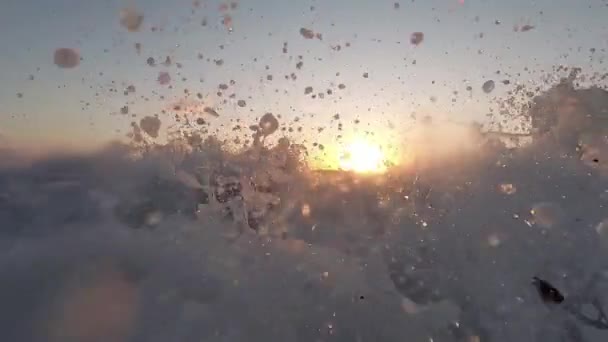サンセット時の海のビーチでの大きな波。美しい波のスローモーションビデオ｜ザ・サントリーニ — ストック動画