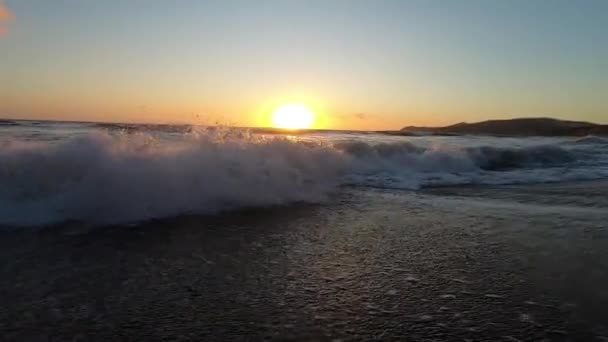 Grandes vagues sur une plage de la mer au coucher du soleil. Belles vagues de vidéo au ralenti sur le Santorin — Video