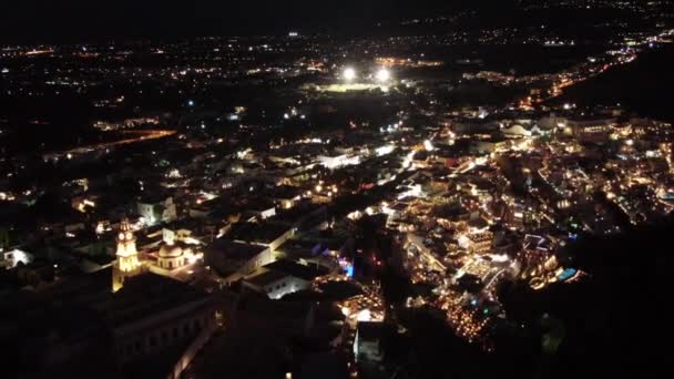 Vuelo sobre la noche Oia ciudad en la isla de Santorini, Grecia — Vídeo de stock