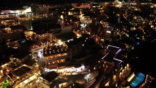 Vuelo sobre la noche Oia ciudad en la isla de Santorini, Grecia — Vídeo de stock