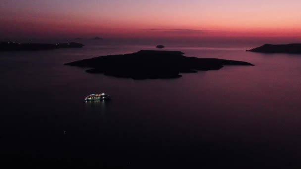 그리스 산토리니 화산에서 찍은 넓은 각도의 칼데라 황혼 — 비디오