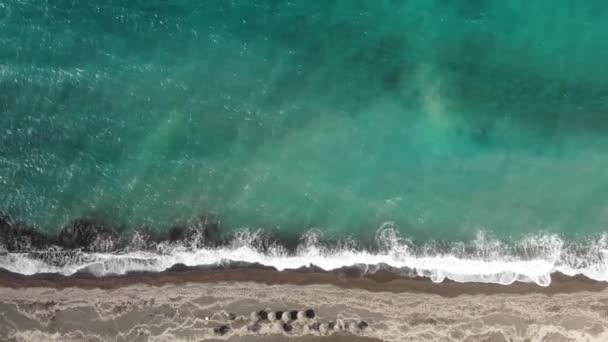 Playa con sombrillas y tumbonas en la orilla del mar Turquesa, Grecia Santorini — Vídeo de stock