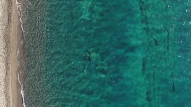 Turkuaz Denizi kıyısında şemsiyeli ve güneşli plaj, Yunanistan Santorini — Stok video