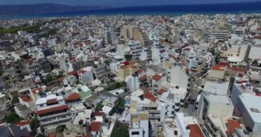 Heraklion şehrinin güzel manzarası. Arka planda viyadük, sokak ve okyanus var. Girit Yunanistan. Hava görüntüsü seyahat ediyor