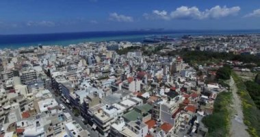 Heraklion şehrinin güzel manzarası. Arka planda viyadük, sokak ve okyanus var. Girit Yunanistan. Hava görüntüsü seyahat ediyor