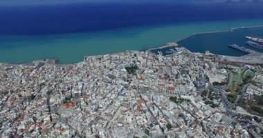 Heraklion şehrinin güzel manzarası. Arka planda viyadük, sokak ve okyanus var. Girit Yunanistan. Hava görüntüsü seyahat ediyor