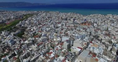 Heraklion şehrinin güzel manzarası. Arka planda viyadük, sokak ve okyanus var. Girit Yunanistan. Hava görüntüsü seyahat ediyor