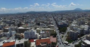 Heraklion şehrinin güzel manzarası. Arka planda viyadük, sokak ve okyanus var. Girit Yunanistan. Hava görüntüsü seyahat ediyor