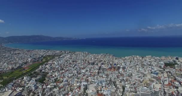 Вид на город Ираклион с виадуками, улицами и океаном на заднем плане. Крит Греция. Вид с воздуха — стоковое видео