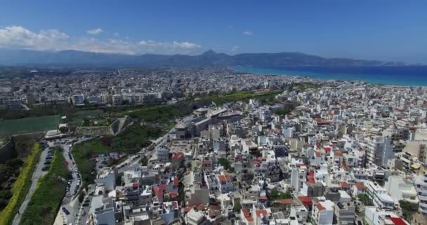 Heraklion şehrinin güzel manzarası. Arka planda viyadük, sokak ve okyanus var. Girit Yunanistan. Hava görüntüsü seyahat ediyor — Stok video