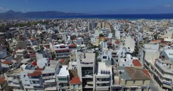 Piękny widok na miasto Heraklion z wiaduktów i ulic i oceanu w tle. Kreta Grecja. Podróżowanie z lotu ptaka — Wideo stockowe