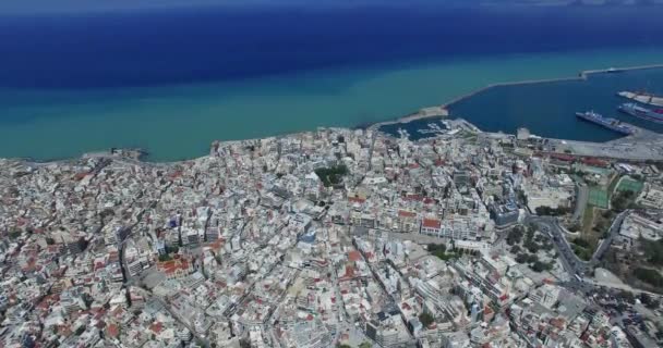 Schöne Aussicht auf die Stadt Heraklion mit Viadukten und Straßen und dem Meer im Hintergrund. Das ist Griechenland. Luftbild unterwegs — Stockvideo