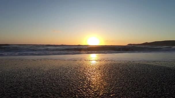 Große Wellen am Strand bei Sonnenuntergang. schöne Wellen von Zeitlupe Video auf der Santorini — Stockvideo