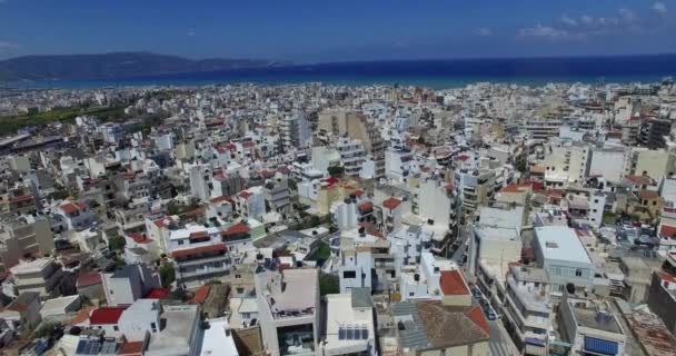 Schöne Aussicht auf die Stadt Heraklion mit Viadukten und Straßen und dem Meer im Hintergrund. Das ist Griechenland. Luftbild unterwegs — Stockvideo