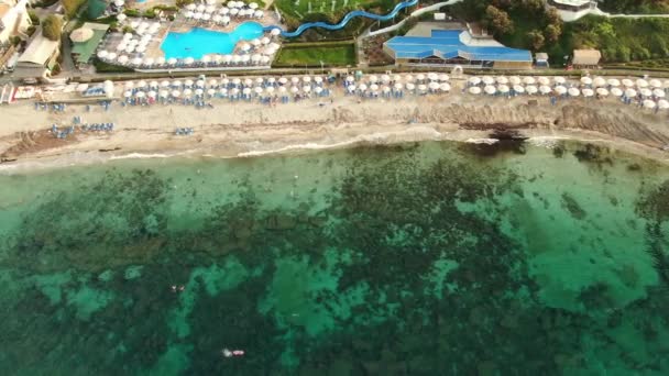 Flug über den berühmten Strand von Santorini — Stockvideo