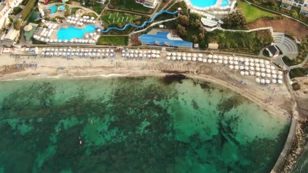 Santorini 'nin ünlü plajının üzerinden uçmak — Stok video