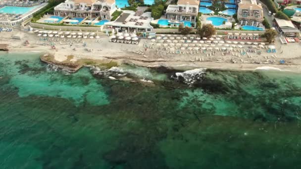 Flug über den berühmten Strand von Santorini — Stockvideo