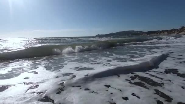 Большие волны на морском пляже на закате. На острове Санторини появился клип на песню Slow Motion — стоковое видео