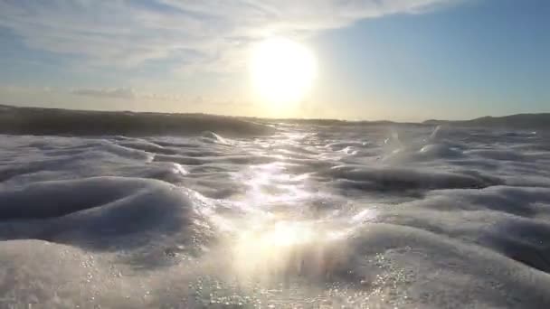 Большие волны на морском пляже на закате. На острове Санторини появился клип на песню Slow Motion — стоковое видео