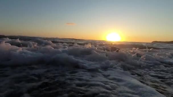 Salida del sol de Ocean Beach con cielo, nubes esponjosas y rayos de sol — Vídeos de Stock