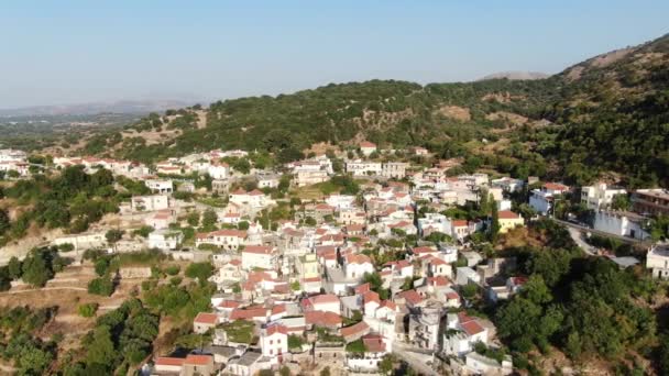 Drone che scende veloce verso MONTAGNA VILLAGGIO CHIESA CRETA GRECIA — Video Stock