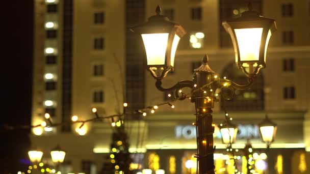 Romantische straatlamp op een winternacht. — Stockvideo