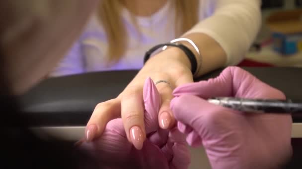 Kvinnliga händer Manikyr närbild. Åldrad dam hand på manikyr rosa förfarande — Stockvideo