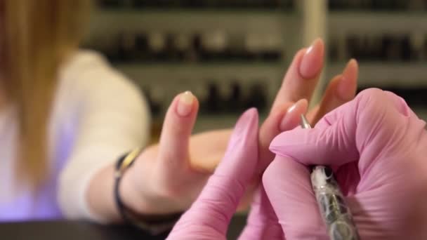 Маникюр женских рук с крупным планом. Постаревшая леди в маникюре розовая процедура — стоковое видео