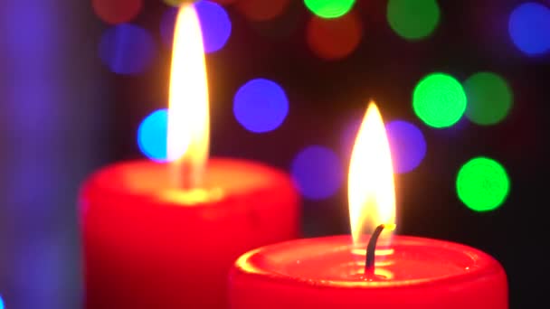 Újév és karácsony Ünnep Karácsonyi ajándékok atmoszférikus fényben Karácsonyi dekorációk gyertyákkal — Stock videók