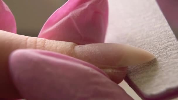 Manikyr specialist polering naglarna till klienten. Nail kosmetolog arkivering naglar till kvinna i nagelsalongen. Kvinna får manikyr — Stockvideo