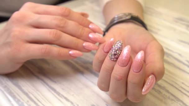 Met roze Close Up View, slow motion Vrouwelijke handen manicure close-up zicht. Delicaat voorjaar manicure. — Stockvideo