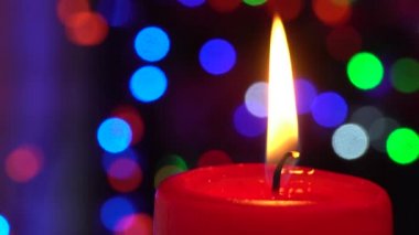 Yeni Yıl ve Noel Kutlaması atmosferdeki Noel hediyeleri Noel süslerini mumlarla süslüyor.