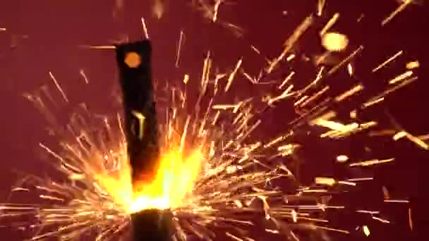 Світильник запалюється і горить на червоному тлі — стокове відео