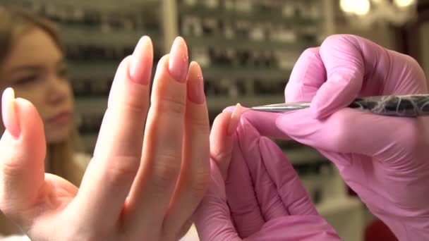 Manicura de manos femeninas Vista de cerca. Envejecido dama mano en manicura rosa procedimiento — Vídeo de stock