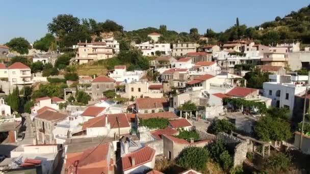 Drone che scende veloce verso MONTAGNA VILLAGGIO CHIESA CRETA GRECIA . — Video Stock