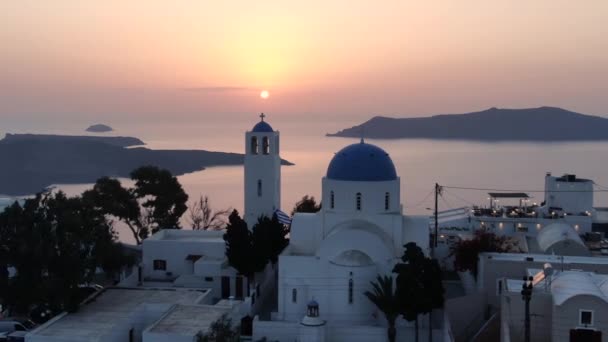 Puesta de sol en las famosas tres campanas en Fira, Santorini — Vídeos de Stock