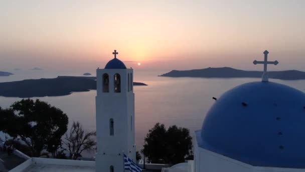 Puesta de sol en las famosas tres campanas en Fira, Santorini — Vídeos de Stock