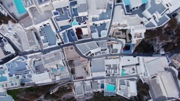 Vista aérea aérea de villas en Fira al atardecer, Santorini — Vídeos de Stock
