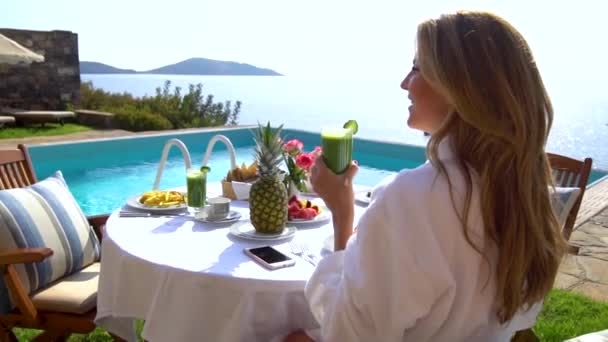 Pequeno-almoço em Private Poolside. Resort de luxo exclusivo com vista esplêndida sobre o mar da ilha grega idílica — Vídeo de Stock