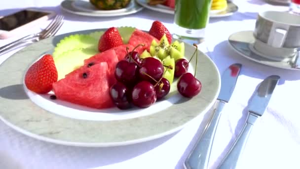 Здоровые свежие фрукты, дающие ежедневные витамины в рамках приготовления завтрака важное начало дня — стоковое видео