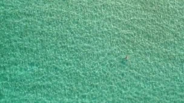 Vagues bleues abstraites au ralenti de la vue du dessus de la mer — Video