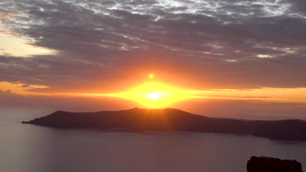 Verano puesta del sol caldera, mar, islas, santorini griego . — Vídeo de stock