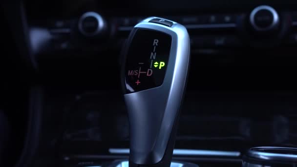 Botón de parada de arranque del motor desde un interior de coche moderno — Vídeo de stock