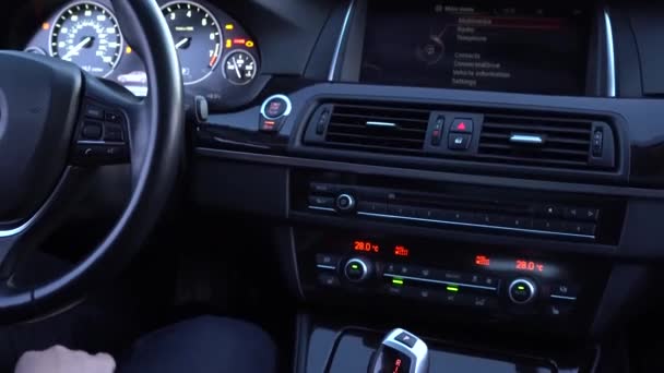 Stopknop van de start van de motor van een moderne auto-interieur — Stockvideo