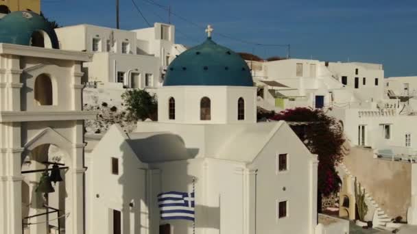 Съемки с воздуха - Белые дома и голубые купола Греческая православная церковь, Санторини — стоковое видео