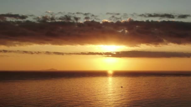 Puesta de sol sobre el océano Naranja Sol Hermosas olas de agua de mar Santorini — Vídeos de Stock