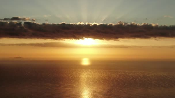 Puesta de sol sobre el océano Naranja Sol Hermosas olas de agua de mar Santorini — Vídeos de Stock